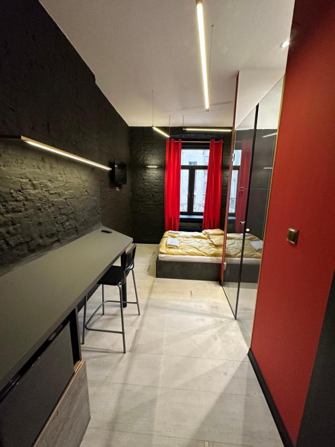 Darkhouse Versace Red Apartment *